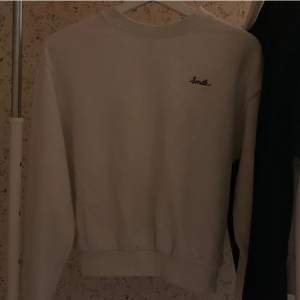 En sweater från H&M i stl XS. Nypris: 200kr Defekter: lite nopprig. Köparen står för frakten, använder köp nu eller Swish!