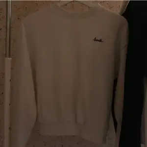 En sweater från H&M i stl XS. Nypris: 200kr Defekter: lite nopprig. Köparen står för frakten, använder köp nu eller Swish!