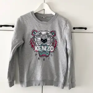 Kenzo tröja SWEATSHIRT kids Storlek: xs 164/170 Färg :  grå  Kan skickas med Postnord spårningens packet inom Sverige