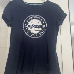 T-shirt - Gant t-shirt i bra skick som är trendig och perfekt till sommaren 