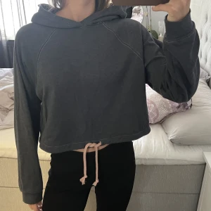 Croppad tröja - Croppad tröja som går att knyta åt i midjan
