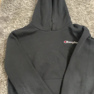Champion hoodie - Champion hoodie, storlek M, regular fit  Matchande byxor finns uppe på profilen 