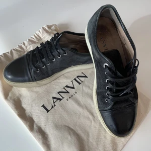 Lanvin - Lanvin i bra skick. Säljer väldigt billigt då jag behöver pengarna. Storlek UK8. Skor och dustbag medföljer Först till kvarn🙌🏽
