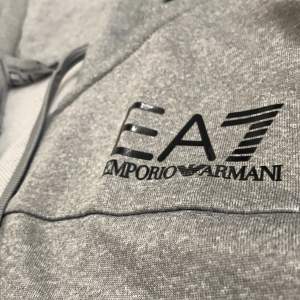 EA7 kofta, säljer då det inte passar min stil längre, inga defekter eller fläckar