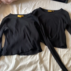 Ribbad tröja. Står aldrig för frakten (:  - Säljer dessa två super snygga ribbade tröjor. Det är inga defekter på dem, endast använda fåtal gånger. Nypris 229. Tryck inte på köp direkt vid intresse kontakta mig. 