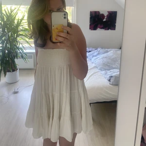 Zara klänning - Säljer min fina klänning som jag köpte på Zara förra sommaren!🤍Endast använd några fåtal gånger och i väldigt fint skick. Skulle säga att den passar S/M. Frakt tillkommer!!