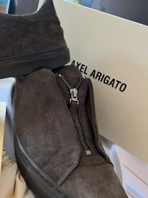 Arigato Clean 90 Zip Sneaker  - Som titeln lyder! Här har vi ett fint par Arigatos i storlek 44. Allt og ingår och skorna är i använt men väldigt fint skick. Nypris ligger runt 2500:- Lämna gärna prisförslag eller förslag på trades. Allt är av intresse! Hör av er!! 