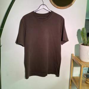 Brun T-shirt  Medium Lite kraftigare bomull Längd 71 cm