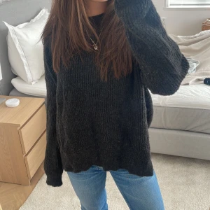 Stickad tröja - Stickad tröja från zara med slits. Pris kan diskuteras.