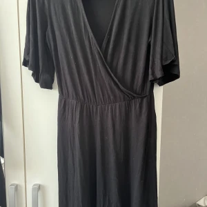 Byxdress  - En svart byxdress från Ellos! Superfin att ha på sommaren och passar med alla väskor😍😍 Använd en gång🩷