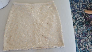 Sommar  - Mini kjol m paljetter stlM Blus stl M