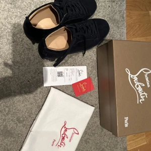 Louboutin  - ☀️intressekontroll☀️ på dessa riktigt feta Christian Louboutin skorna. Inga spikar och färgen är (Navy Blue) bara att höra av er för mer frågor eller bilder🤩🍻, skorna är köpta helt nya här från plik men passade ej tyvärr 