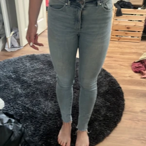 Never denim jeans - Tajta blå jeans från never denim. Har någon missfärgning på ena bakfickan (se bild) 