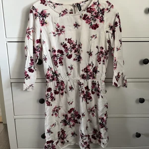 Blommig klänning - Klänning från hm i fint skick