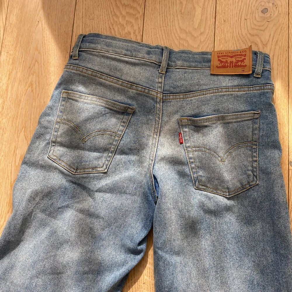 Levis jeans som är lätt andvända köpta på kids brand store för 600kr mitt pris 200 storlek 14 y . Jeans & Byxor.
