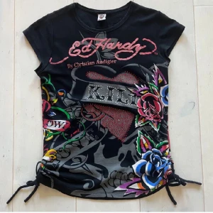 Ed Hardy t shirt - Ed Hardy top. Är även öppen för byten. Små defekter men inget som märks. Möts upp och fraktar.