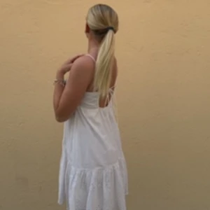 Vit klänning - Säljer denna superfina klänningen från zara. Inte använd mycket, köparen står för frakten❤️