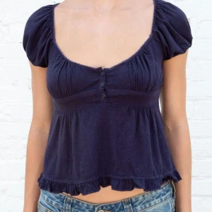 brandy melville blus❤️ - jätte söt och ganska ”rare” brandy melville blus i mörk blått som knappt är använd. Säljer då den inte är min stil längre, skriv om ni har frågor eller liknande💋💋