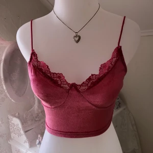 ୨Rosa topp୧ - Jättesöt rosa topp i satin med spetsdetaljer! Färgen är lite ljusare & starkare rosa än på bilden. Alltså inte lika mörkrosa utan mer neon. Närbilden i bild 2 visar bättre på färgen. Endast använd 2 gånger. Säljer pga inte min stil längre. Läs gärna bio<3