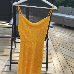 Sommarklänning  - Använt en gång vid konsert men efter det har den bara hängt i garderoben så inget fel finns, nypris 199kr tror jag🥰