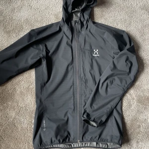 Haglöfs jacka - Hej säljer nu min haglöfs gortex jacka. Den är i storlek S. Och är super fint skick, använd fåtal gånger. Kan gå ner i pris vid snabb affär. Vid funderingar hör gärna av dig.
