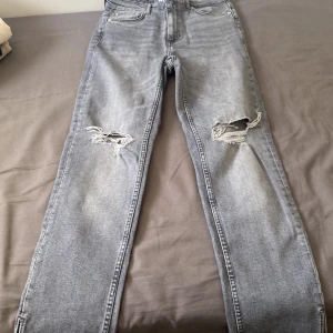 zara jeans  - jättefina jeans köpt för inte så länge sen, säljer pågrund av ingen användning då jag inte gillar att det är en liten slits pris kan diskuteras 💕