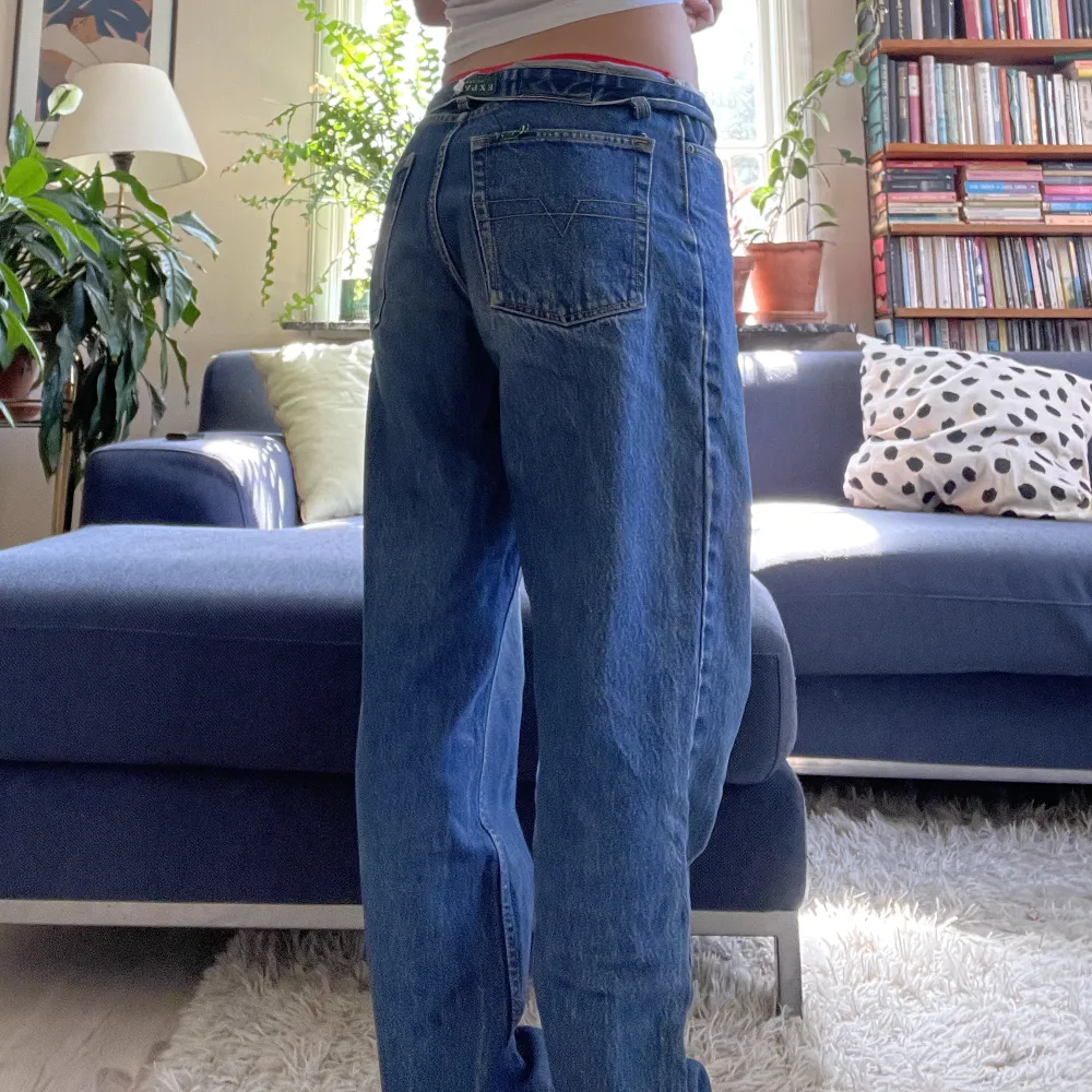 Baggy jeans med midjemått: 80cm och innerbenslängd: 77cm. Byxornasitter väldigt snyggt om man viker ner dom men tyvärr saknas en knapp, men om någon köper dom att jag på en knapp🩷 köp gärna via köp nu🪩. Jeans & Byxor.