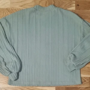 Mintgrön plyschig tröja  - Denna är från Shein. Plyschig i tyget och härligt mjuk och så fin mint-aktig färg. Säljes då jag upplever färgen inte passar mig fullt ut. 