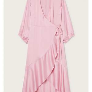 Rosa jättefin klänning av märket Stockh lm. Använd vid ett tillfälle så den är som ny. Nypris 1199kr  Mer info på MQ hemsida: https://www.mq.se/stockh-lm-wanja-solid-dress-light-pink/ 