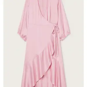 Rosa jättefin klänning av märket Stockh lm. Använd vid ett tillfälle så den är som ny. Nypris 1199kr  Mer info på MQ hemsida: https://www.mq.se/stockh-lm-wanja-solid-dress-light-pink/ 