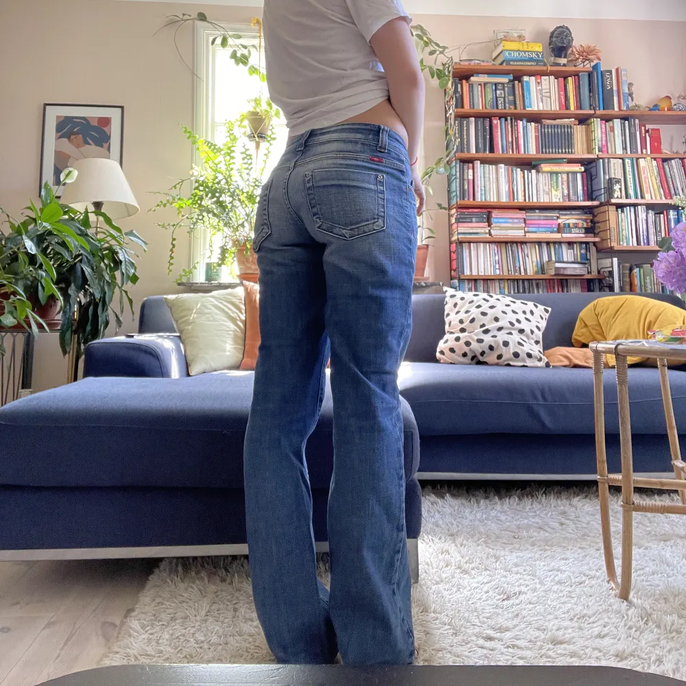 Lågmidjade ONLY jeans med snygg knäppning🩷midjemått: 84cm och innerbenslängd: 80 cm🙌🏻Använd gärna köp nu🪩. Jeans & Byxor.