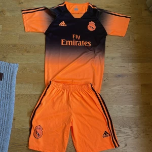 Fotbolls t-shirt X shorts - Hej! Säljer min fotbolls t-shirt X shorts för 120. Säljs pga av att den inte passar mig längre. Frakten står ni för.