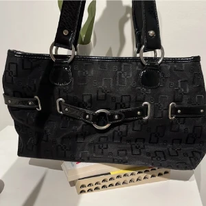 Väska y2k - en snygg svart väska, enda defekten jag hittat är på handtaget (bild 3) annars i bra skick💓