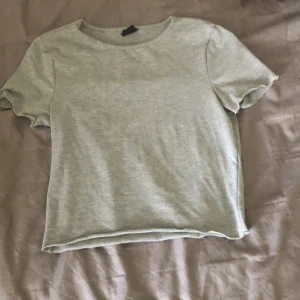 Tröja - Hej jag säljer en tröja som är så fin men tyvärr för liten ❤️