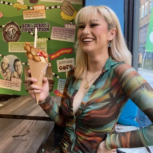 Grön klänning  - säljer denna klänning då jag inte längre tycker om färgerna. Är från pull&bear och sitter lika tight som min bruna klänning på en av mina post. I strl Xs men passar även S då den är stretchig. Köparen står för frakt💚