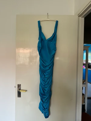 Klänning   - Sparsamt använd, storlek m 