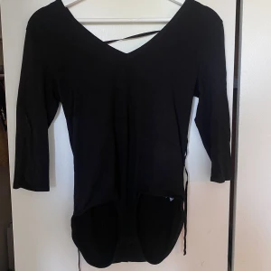 True Religion Body - En svart body med snörning i ryggen av märket True Religion. Självklart äkta. Storlek M. Endast använd ett fåtal gånger. Skickar gärna mer bilder 🥰