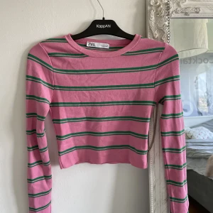 Zara topp - Super snygg kroppad tröja från Zara. Knappt använd så den är som ny!