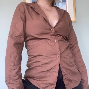 Monki skjorta - Superfin brun skjorta från monki som tyvärr har blivit fel liten för mig.