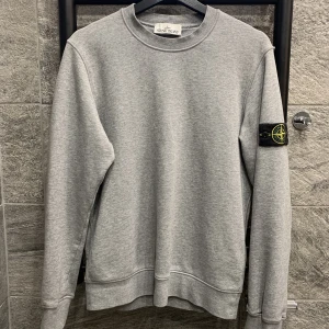Stone island tröja - Grå Stone Island tröja i storlek Small, skick: 9/10. Kvitto finns.