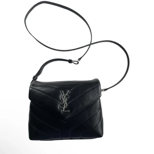 Saint laurent väska - Tänkte sälja min saint laurent väska som inte kommer till användning längre. Bilderna är hämtade från min annons på vestiaire collective. Skriv ifall ni vill ha fler bilder. 