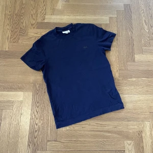 Lacoste T-Shirt - Lacoste T-Shirt i storlek XS. Nypris 800kr (rånad) och numera för liten. Sparsamt använd, inte tvättad mer än 2 gånger. Finns i Bromma. Kan även skickas