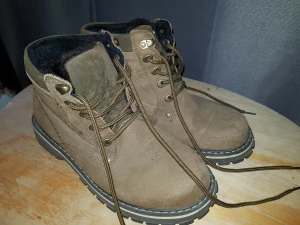 Kvalitets vinterkängor!  - Ett par riktigt shyssta vinterkängor utav högre kvalitet. Importerade direkt ifrån fabrik, ämnade för kallare länder än Sverige så håller värmen riktigt bra, ingenting för sommaren! Storlek 42, som nya. Frågor eller mer bilder, skriv meddelande. 