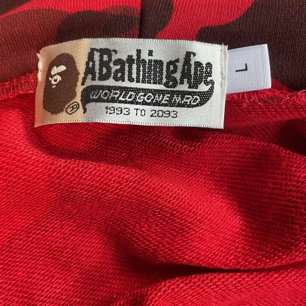 En full zip hoodie från A Bathing Ape i storlek L, säljer för jag inte andvänder längre. Priset kan diskuteras, och skriv till mig om du vill ha bevis på att den är äkta, den har till exempel ”golden bape tag” som jag kan skicka bild på för bevis.. Hoodies.