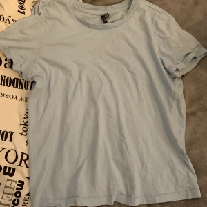 T-shirt blå - Basic t-shirt som tyvärr inte kommer till andvändning. I nyskick!
