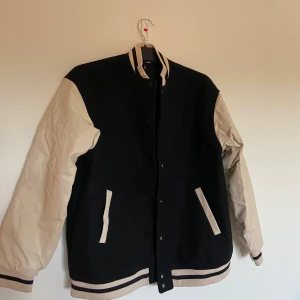 Jacka  - Söljer denna super snygga och coola jackan ifrån hm. Har använt den 1-2 gånger så den är som ny!💚 den är lite oversized 