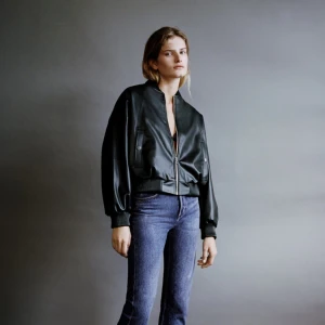 Jacka zara - Säljer nu min sparsamt använda jacka från zara. Den är en bomberjacka i skinn, storlek xs!!🖤