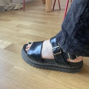 Dr Martens sandaler - Säljer dess balla sandaler från dr. Martens. Använt en sommar, men de är väl omhändertagna och därmed i gott skick! Nypris 1500, säljer för 1000
