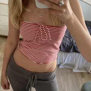 Randig topp🤍❤️ - Så söt bandeau-topp i randigt mönster! Man kan knyta banden på flera olika sätt. Passar storlek xs-m 