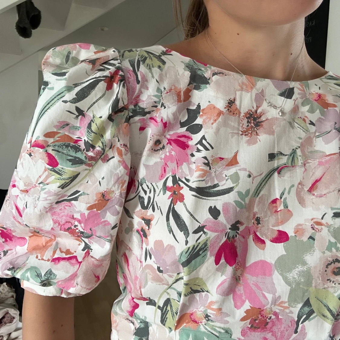 Kort blommig blus  - 90